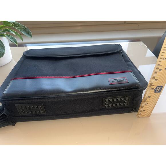 Sale!! Y2k Targus Laptop / Messenger Bag
16”x 12” x 4 aprox sale!! - Picture 15 of 17